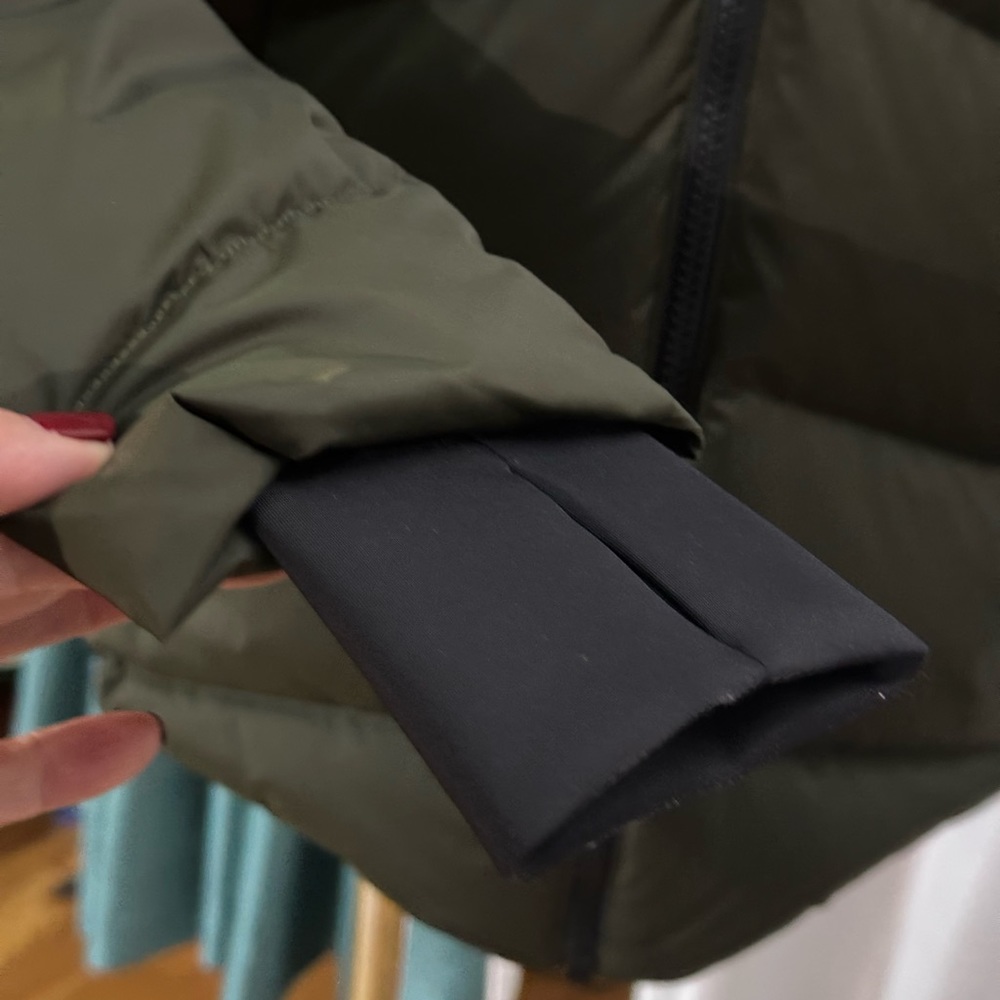 Theory NWT Puffer Lightweight Jacket. - Picture 4 of 8